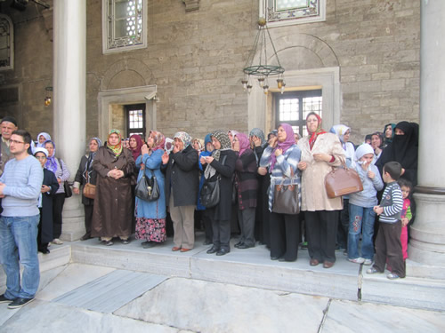 Marifet Dernekler Federesyonu'na bal Atik Valide lim ve Hizmet Vakf Nurbanu Atik Valide Sultana vefa ziyaretinde bulundu.