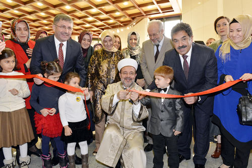 Diyanet İşleri Başkanı Prof. Dr. Mehmet Görmez, İHH'nın düzenlemiş olduğu ''Bir Çocuk Bir Eser Bir Tebessüm'' sergisinin açılışını yaptı.