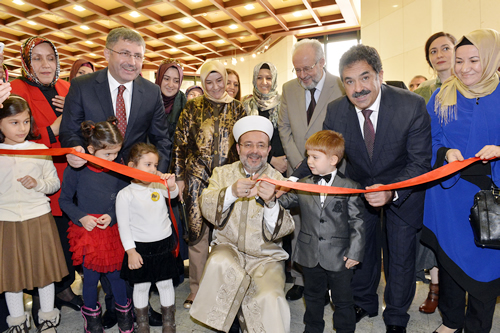 Diyanet leri Bakan Prof. Dr. Mehmet Grmez, HH'nn dzenlemi olduu ''Bir ocuk Bir Eser Bir Tebessm'' sergisinin aln yapt.