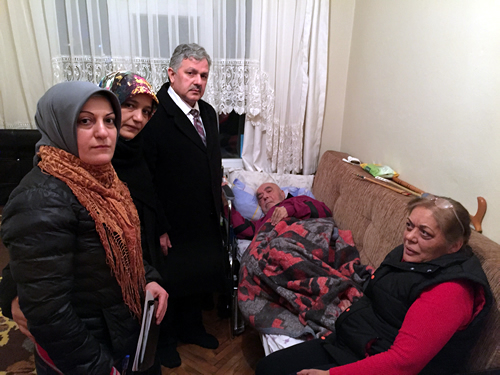 Üsküdar Belediye Başkan Yardımcısı Zeki Bıyık ve Sosyal İşler Müdürlüğü ekipleri, ilçedeki 4 ayrı mahallede hasta ziyaretlerinde bulunarak yalnız olmadıklarını gösterdiler.