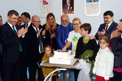 TOGEMDER'le birlikte okulun yaplmasna katkda bulunan Hayrsever iadam Sinan Vardar'n oullar Mete Vardar ve Mert Vardar'n anne ile babasna yapt srpriz ise Vardar iftini hayli duygulandrd.