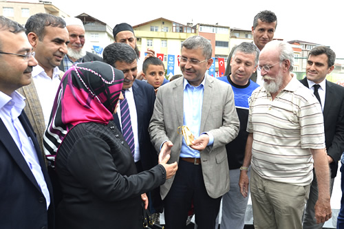 Başkan Hilmi Türkmen de, ''Üsküdar'ın en çevreci vatandaşı seçilen Samiye Karabul''u  altınla ödüllendirdi.