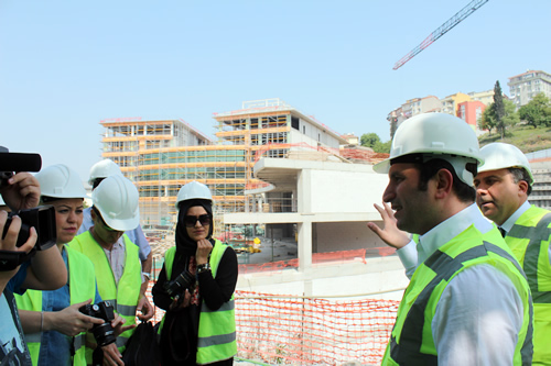 Üsküdar Belediye Başkan yardımcısı Abdullah Ayaz, gazetecilere yaptığı açıklamada yeni hizmet binasının leed sertifikalı akıllı bina olacağının altını çizdi