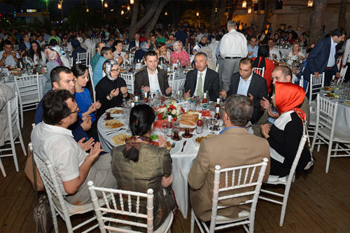 Ramazan'n ulvi atmosferinin en gzel yaand ilelerden birisi olan skdar'da iftar sofralar bu sefer belediye personeli iin kuruldu.