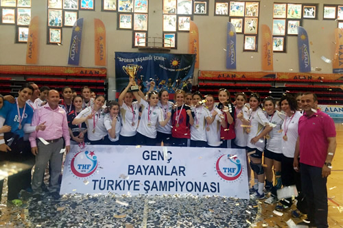 Alanya'da düzenlenen Gençler Türkiye Şampiyonası'na Üsküdar bayan hentbol takımları damga vurdu.