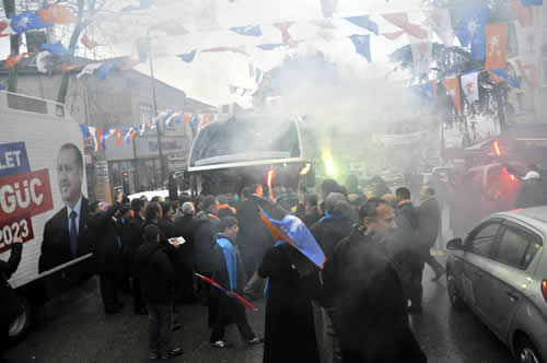 AK Parti skdar le Bakan Sinan Akta ve skdar Belediye Bakan Aday Hilmi Trkmen'in katlmyla Kplce rtibat Brosunun al gerekletirildi.