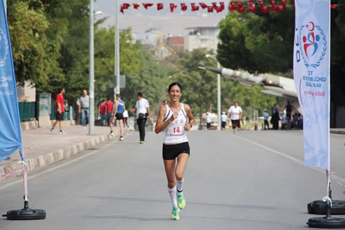 skdar Belediyesi Atletizim Kulb'nden  sporcu ilk e girerek yarmaya damgasn vurdu. 10 km kou sonunda birincilii 36.56 ile Esma Aydemir alrken, 36.59 ile zlem Kaya ikincilik, 37.08'lik derece ile Burcu Bykbezgin nclk elde etti.