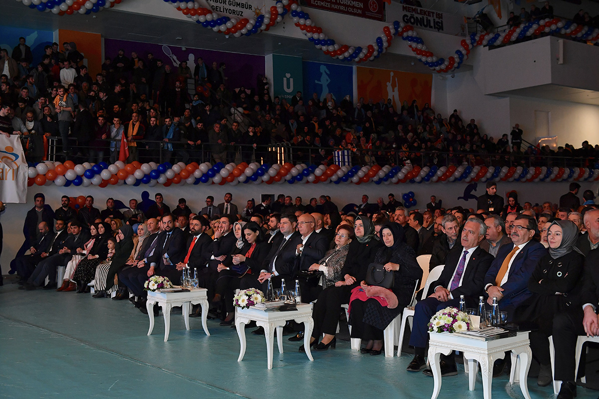 skdar Belediye Bakan Hilmi Trkmen, Proje ve Aday Tantm Toplants'nda skdar'da hayata geirmeyi planladklar 41 dev projeyi tantt.