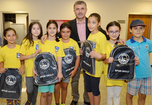 Üsküdar Belediyesi Yaz Spor Okulu'na katılan tüm çocuklara ücretsiz tişört ve çanta dağıtıldı