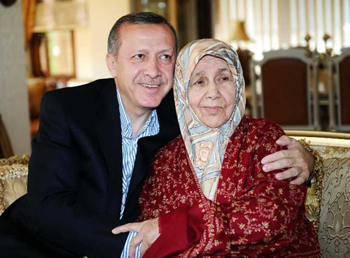 Babakan Recep Tayyip Erdoan, annesi Tenzile Erdoan' stanbul, skdar'daki evinde ziyaret ederek, Anneler Gn'n kutlad.