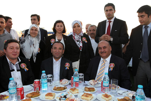 Ak Parti'nin 10. Yıl Etkinlikleri kapsamında yurt çapında düzenlediği iftar yemeklerinden biri de Ümraniye'de verildi.