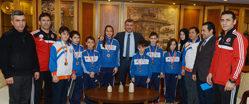 Minik sporcuların aileleri de çocuklarının sporda elde ettikleri bu başarılarda Üsküdar Belediyesi'nin kendilerine sağladıkları olanak ve verdiği destekten ötürü Başkan Türkmen'e teşekkür ettiler.