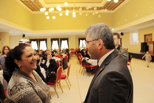 AK Parti Kadn Kollar'nn ''Hizmet Yerinde Grlr'' etkinliklerinde skdar'n hanm sultanlar Bakan Aday Hilmi Trkmen ile bir araya geldi.