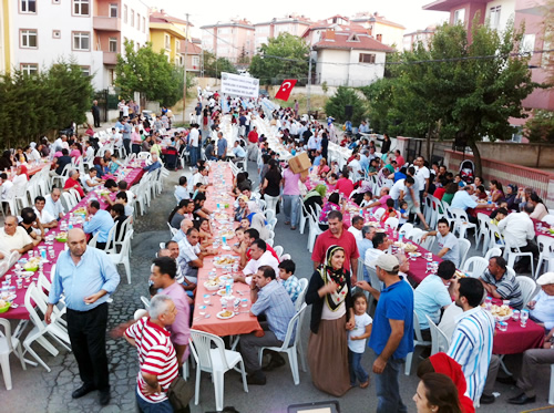 Diyarbakr ng ayba Ky Yardmlama ve Dayanma Dernei'nin dzenlemi olduu sokak iftar 2500 kiinin katlmyla gerekletirildi.