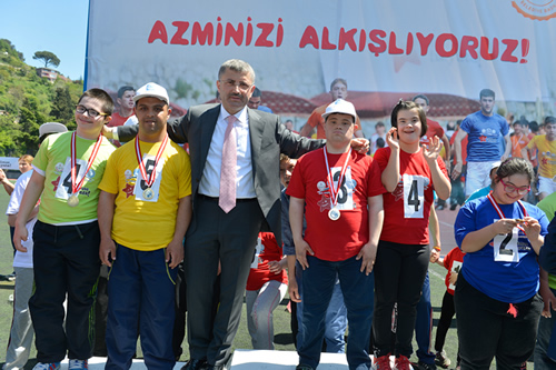 skdar Belediyesi tarafndan bu yl 9'uncusunu gerekletirilen zel Sporcular Atletizm Yarmalar, stanbul'un yan sra Trkiye'nin farkl illerinden gelen zel yarmaclar bir araya getirdi.