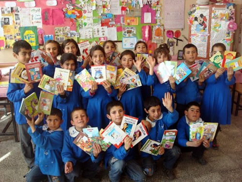 Ar'nn Hamur ilesindeki Osman Gazi lkretim Okulu'na stanbul'da eitim veren iki zel okuldan 4 bin 500 adet okuma ve test kitab, 5 koli defter ve krtasiye malzemesi ile hediyelik anta gnderildi.