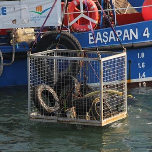 evre ve ehircilik Bakan Erdoan Bayraktar'n, skdar'da startn verdii deniz yzeyi ve deniz dibi temizleme almalar tm hzyla devam ediyor.