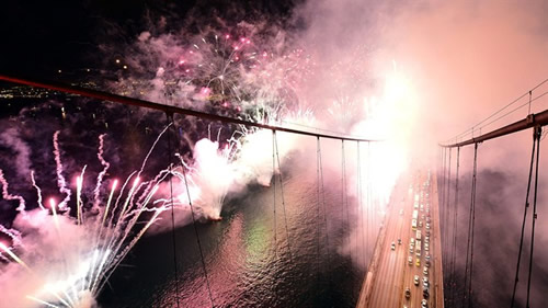 İstanbul yeni yılı sokakta karşılayacak. Sokak partileri on binleri buluşturacak.