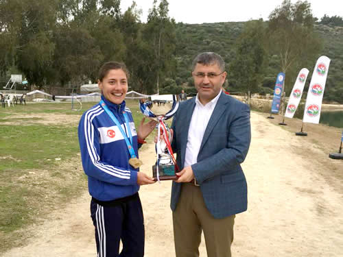Üsküdar Belediye Başkanı Hilmi Türkmen, ödül töreninden sonra başarılı sporcuları tek tek tebrik etti ve başarılarının devamını diledi.