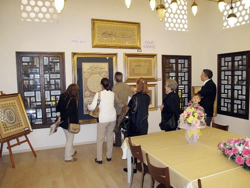Üsküdar'daki Nakkaş Tezyini Sanatlar Merkezi'nde açılan serginin öznesinde Rüstem Paşa Camii'nin çinileri vardı...