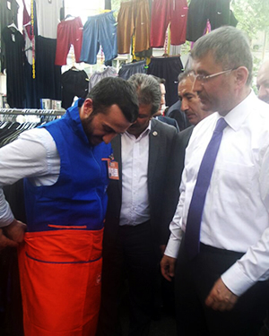 Pazarcılara yazlık kıyafet olarak yelekle önlük veren Başkan Türkmen alış-verişe çıkanlara ise zembil dağıttı.