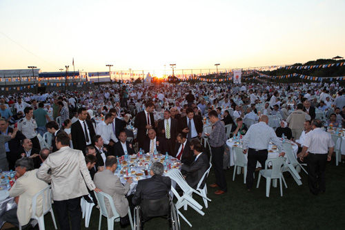 Ak Parti'nin 10. Yıl Etkinlikleri kapsamında yurt çapında düzenlediği iftar yemeklerinden biri de Ümraniye'de verildi.