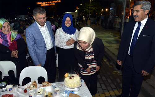 Bakan Trkmen ve AK Parti Milletvekili Hseyin Yayman masalar gezerken srpriz bir doum gn kutlamasna da katldlar.