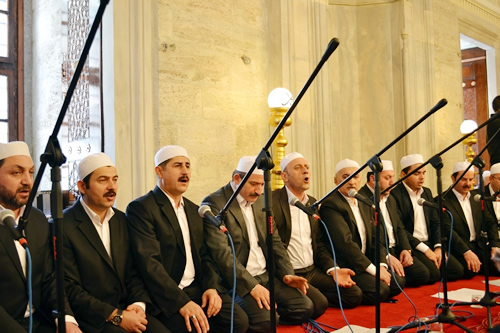 Mehmet Kemiksiz ve Enderun Hafzlar Topluluunca Kuran' Kerim Tilaveti, ardndan tekbirler, tehliller ve salat- selamlar ile yaplan program hatim duas ile son buldu.