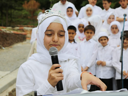 Yavuztrk Bilgi Evi, ahsiyet Okulu'na devam ederek Kur'an okumaya balayan 97 renci iin skdar Belediyesi Kaymakdonduran Mesire Alan'nda program gerekletirdi.