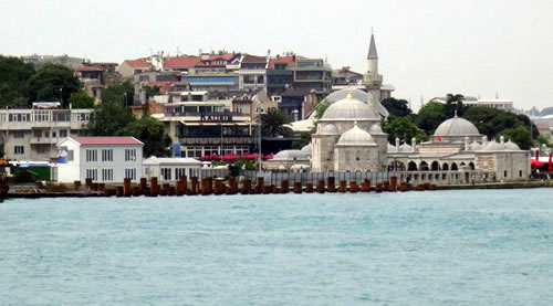 Kukonmaz Camii (emsi Ahmet Paa Camii) stanbul Bykehir Belediyesi'nin meydanda yapt geniletme almalar srasnda kullanlan kazklarn aklmas sonrasnda camii'nin baz blmlerinde atlaklar olutu.