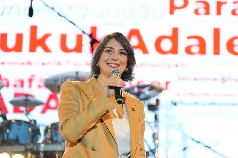 skdar’da 19 Mays Atatrk’ Anma ve Genlik ve Spor Bayram kutlamalar kapsamnda “Mor ve tesi” sahne ald.