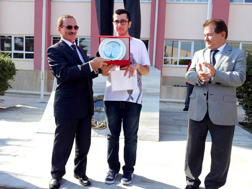 Üsküdar İlçe Milli Eğitim Müdürü İlyas Tekin, LYS Türkiye 2.'si Tolga Tan'ı ödüllendirdi