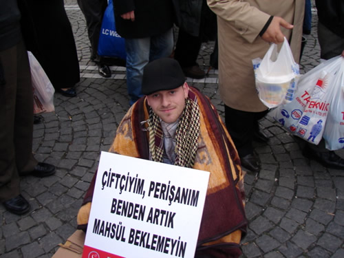 Saadet Partisi Üsküdar'da, benzine gelen son zamları ve benzindeki yüksek vergi oranlarını protesto etti.