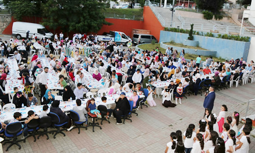 Ktphane Mdrl bnyesinde faaliyetlerini srdren skdar Genlik ve Eitim Merkezi'ne (SGEM) bal eitim merkezlerinde iftar etkinlikleri youn katlmlarla devam ediyor.