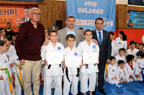 Karate ve taekwondo gsterilerinin ardndan rencilerin sertifikalarn takdim eden Bakan Trkmen, gen karateciler ve taekwondocular ile hatra fotoraf ektirdi.