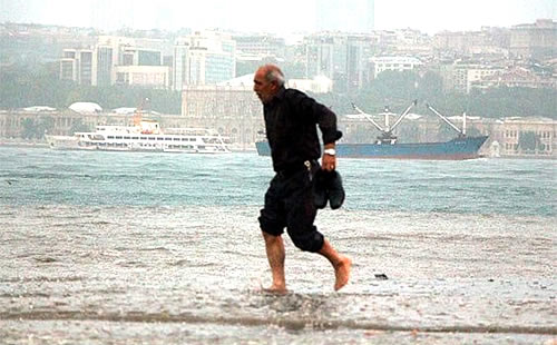 skdar'da etkili olan saanak ya skdar'da sahil yolunu tarnca deniz ile karann adeta birlemesine neden oldu.