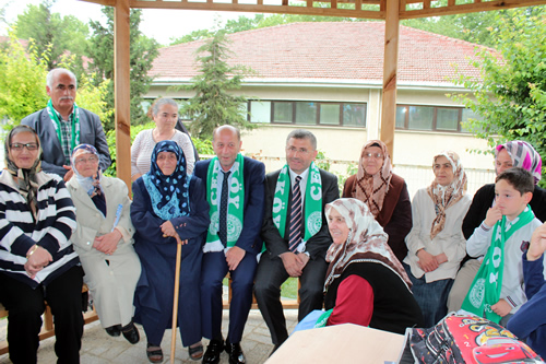 skdar Belediye Bakan Hilmi Trkmen, Gzeltepe Mahallesi yeni muhtarlk hizmet binas al ncesinde mahallelilerle sohbet etti ve hatra fotoraf ektirdi