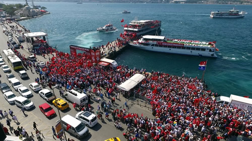 skdarllar, skdar iskelesinde kendisine bekleyen ve ay-yldzl bayraklarla donatlm gemilere binerek Yenikap'ya doru yola kt.