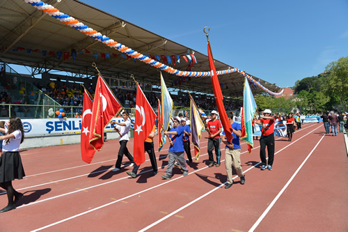 zel sporcular, otistik, zihinsel engelli, bedensel engelli-ok engelli, Down Sendromlu, iitme ve grme engelli kategorilerinde dereceye girebilmek iin kyasya rekabet etti. Yarmaya, stanbul genelinden 33 ileden 115 okul, Malatya, Zonguldak, Eskiehir, Konya, Yalova, Amasya, Kocaeli ve Elaz olmak zere 8 ilden 14 okul, toplam bin 652 sporcu mcadele etti.