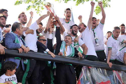 Anadolu skdar 1908 futbol takm skdar Belediyesi nnde dzenlenen trenle ampiyonluk kupasn ald.