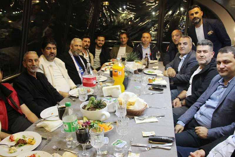 Kksu Rasathanespor’un ampiyon sporcular, bakan ve ynetim kurulu yelerinin katld kutlama kulp ynetim kurulu yesi ve bakan yardmcs Bayram Gl'e ait olan Boat Bosphorus teknesinde ampiyonluu doyasya kutlad. 