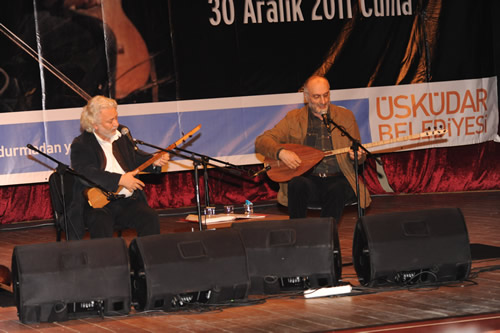Türkülerin üstadı Erkan Oğur ve İsmail Hakkı Demircioğlu yılbaşına bir gün kala Üsküdarlılara muhteşem bir konser verdi.