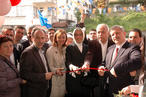 AK Parti skdar le Bakanl, engelky Mahallesi ve Kirazltepe Mahallesi'nde bulunan seim irtibat brolarnn allar halkn youn ilgisini grd.