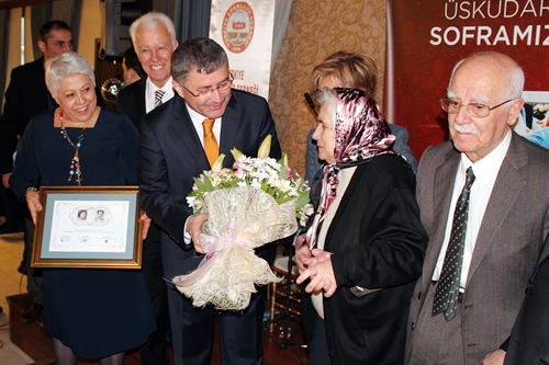 Program sonunda evlilikte 60 yılını tamamlayan Sevim ve Mehmet Saim Eti çiftine Üsküdar Belediye Başkanı Hilmi Türkmen çiçek ve plaket takdim etti.