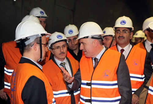 AK Parti stanbul l Bakan Aziz Babucu 21 Aralk 2010 Sal gn, skdar Belediye Bakan Mustafa Kara ve AK Parti stanbul l Ynetimi ile Marmaray' ziyaret ederek almalar yakndan inceledi.