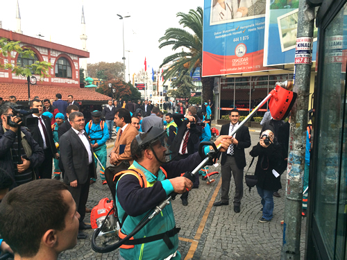 Ot bime makinesi, skdar Belediyesi'nin atlyesinde afi temizleme cihaz haline dntrld. Trkiye'de bir ilk olan ve 'Afisavar' ad verilen cihaz, direk, p konteyneri ve duvarlara yaptrlan afileri temizliyor.