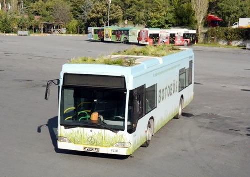 İETT tarafından yeşil alan fikriyle tasarlanan ve üzerinde çalılar bulunan çevre dostu ''Botobüs'' trafiğe çıktı.