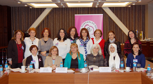 Kadın Muhtarlar Derneği, muhtarlık kurumunun içinde bulunduğu sorunları ve çözüm önerilerini kadın muhtarlar gözüyle konuşmak, sonuçları akademik bir çalışmayla kamuoyuna sunmak amaçlı başlatıkları çalışma İstanbul'un 3 ayrı bölgesin de İstanbul'un kadın muhtarlarının katılımı ile gerçekleştirildi.