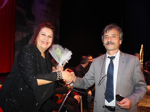 Konserin sonunda Gazeteciler ve Sosyal Sorumluluk Projeleri Derneği başkanı Yaşar Kaba, Baki Çallıoğlu'nun eşi Ümran Çallıoğlu'na dernek adına gül verdi