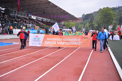 te yandan, atletizm sahasna byk boyutlarda ''Engel Tanmayanlar ampiyonlua Kouyor'' yazl pankartlar asld.